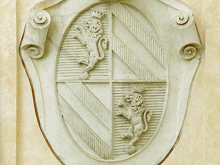 6 Stemma interno del chiostro