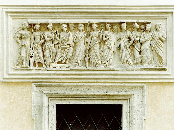 7 Fregio interno del chiostro